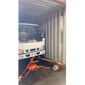 ¿Cómo cargamos la grúa isuzu en el contenedor?