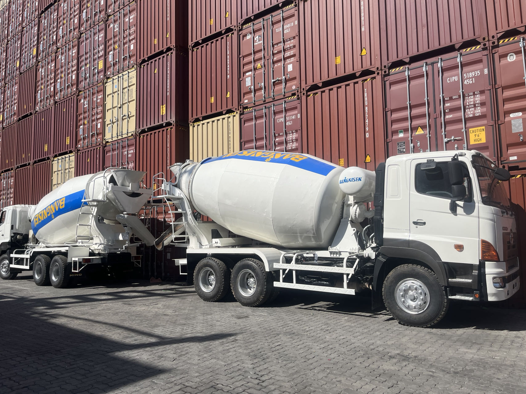 BANGNISEN flatbed container loading HINO 700 cement mixer truck to Dominican Republic(图2)