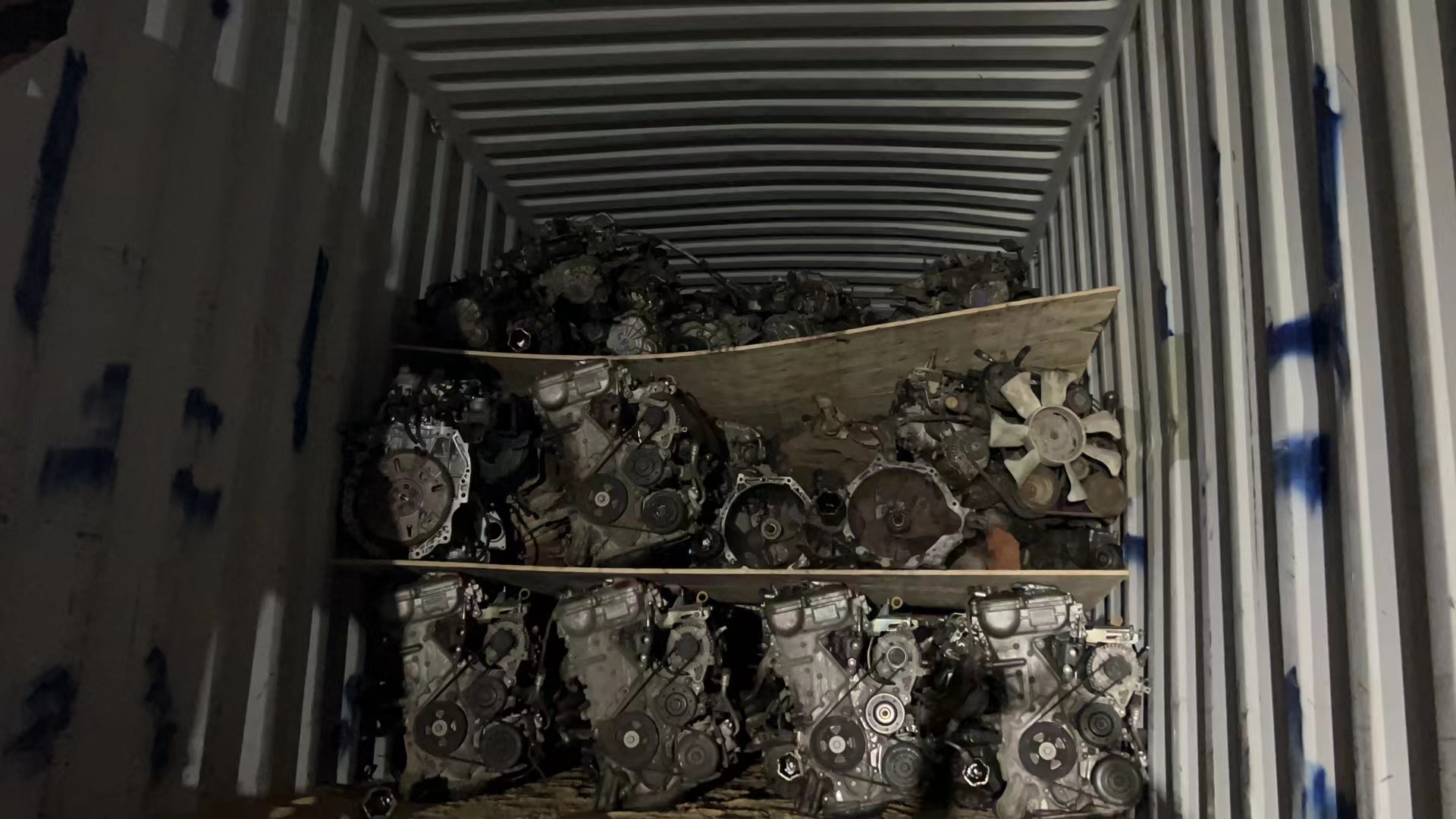 BANGNISEN mixed load TOYOTA NISSAN CUMMINS engines to PERU(图3)