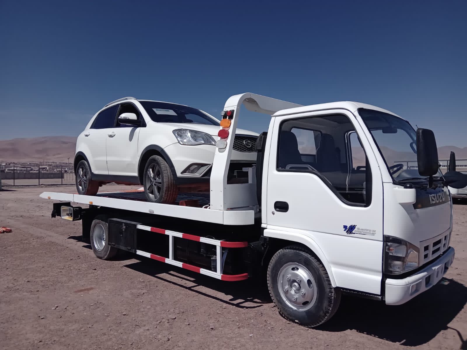 ISUZU 5 tons trailer truck crane truck for road rescue(图5)