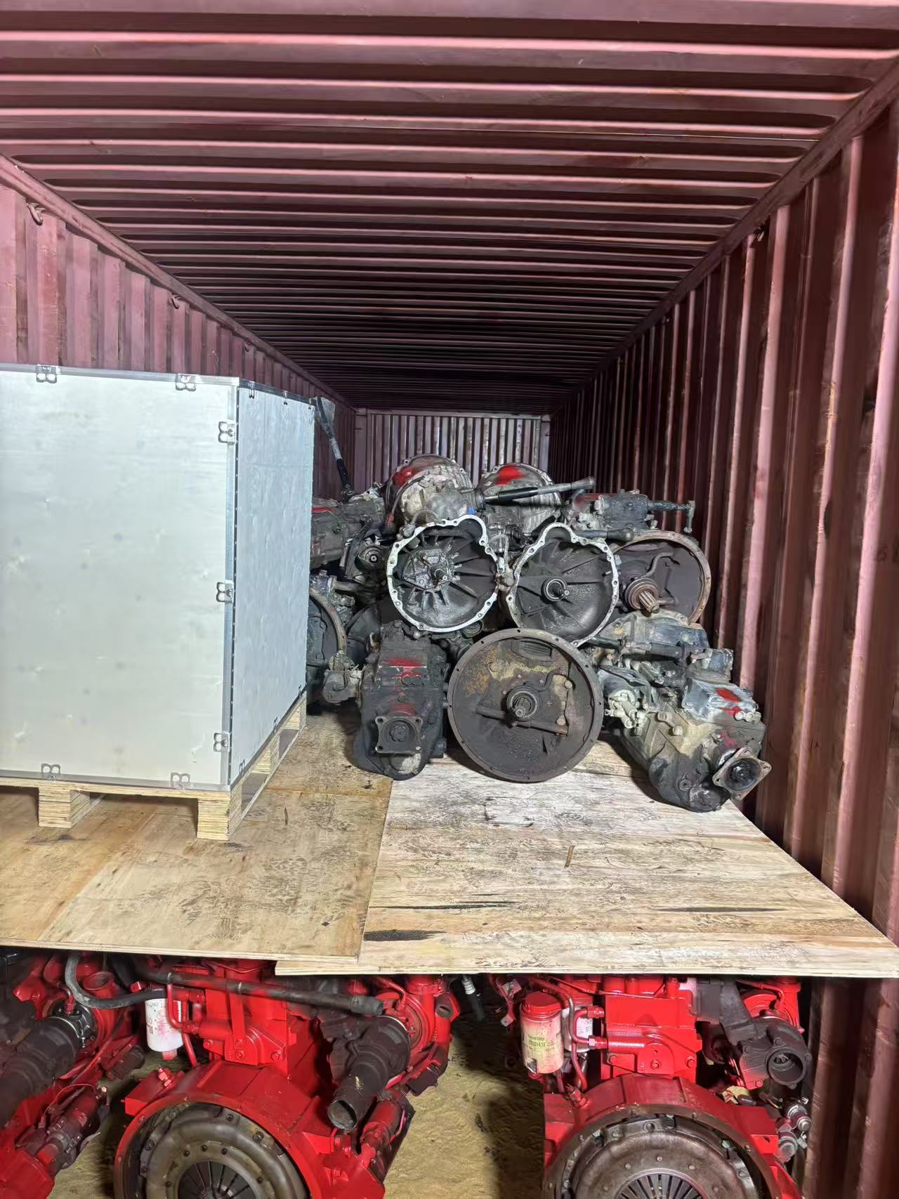 Exportación Exitosa: Motores 6BT e ISM11 Empaquetados en Contenedores 40HQ con Rumbo a Colombia(图2)