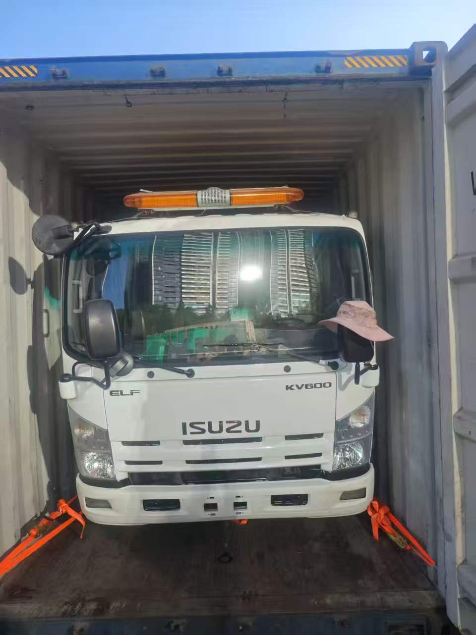 2 units ISUZU KV600 tow trucks load in a 40HQ container to Guatemala(图2) 2 units ISUZU KV600 tow trucks load in a 40HQ container to Guatemala(图2)