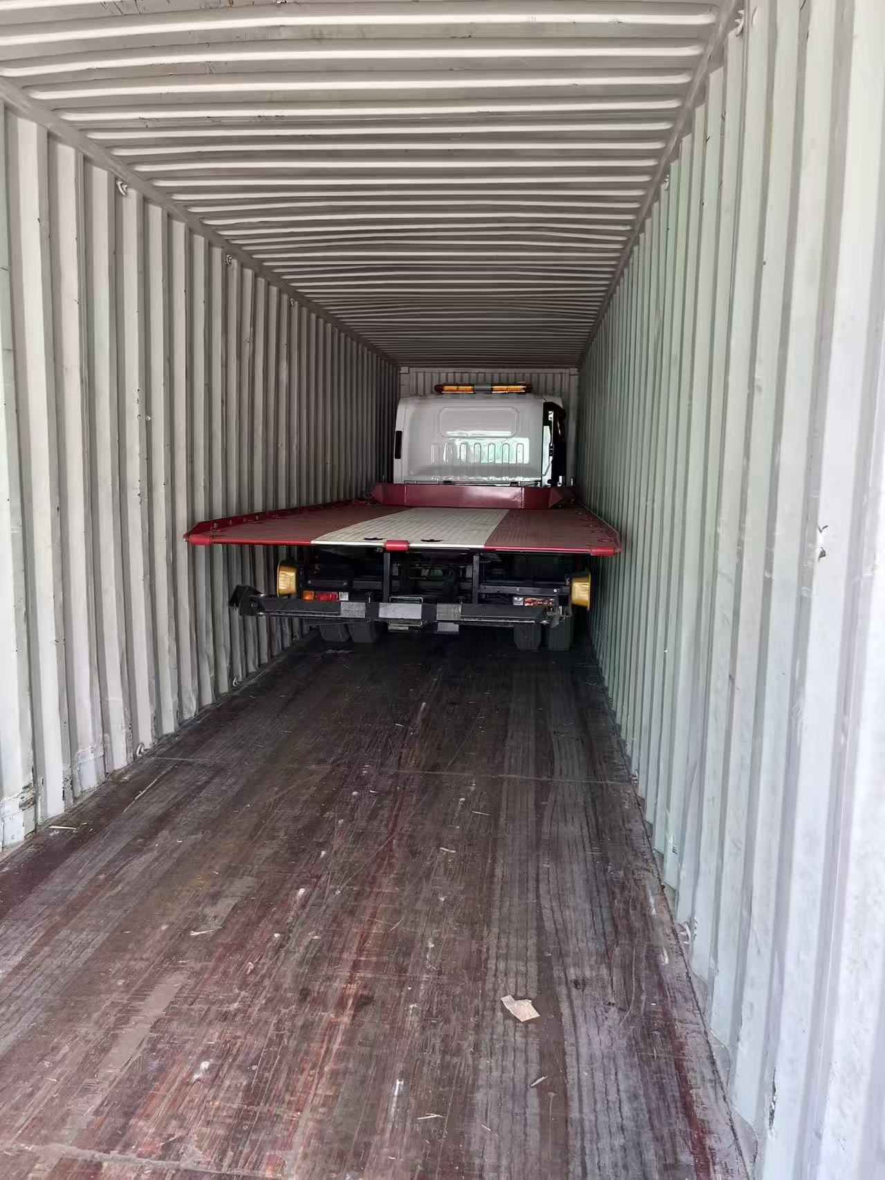 2 units ISUZU KV600 tow trucks load in a 40HQ container to Guatemala(图4) 2 units ISUZU KV600 tow trucks load in a 40HQ container to Guatemala(图4)