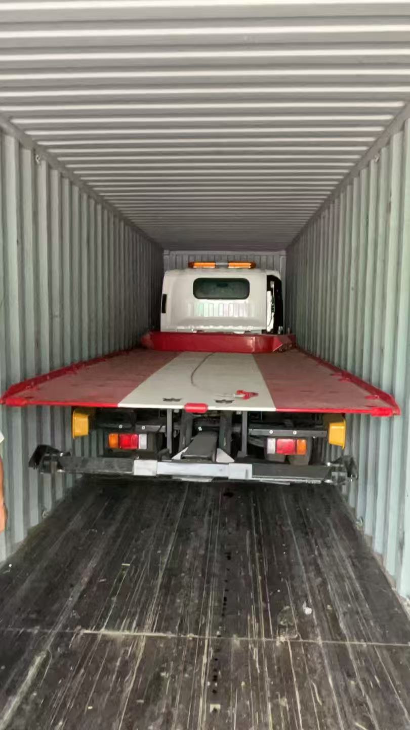 2 unit ISUZU KV600 tow trucks load in a 40HQ container to El Salvador(图2) 2 unit ISUZU KV600 tow trucks load in a 40HQ container to El Salvador(图2)