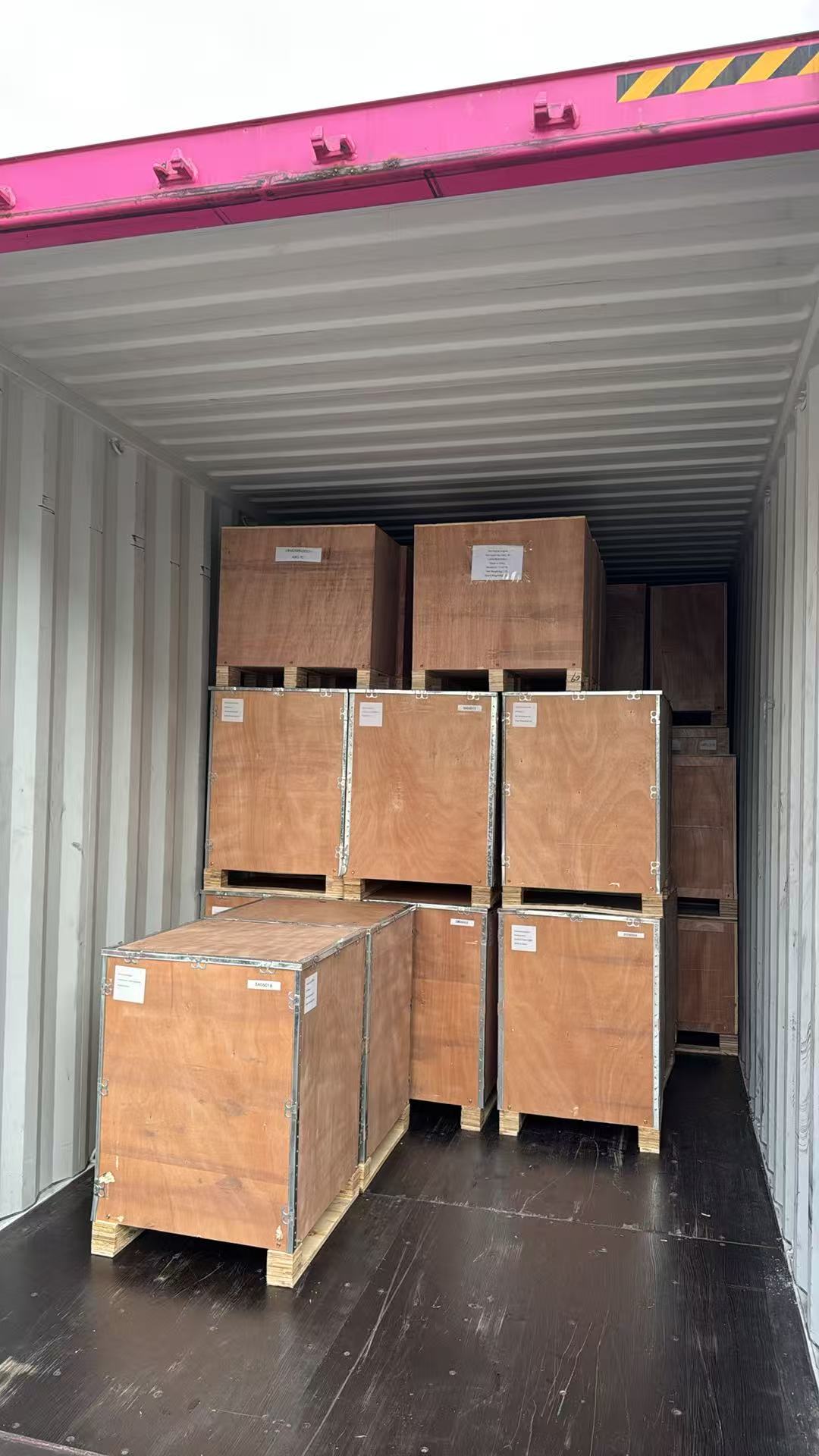 40HQ container loaded with new long block engines to Chile(图6)