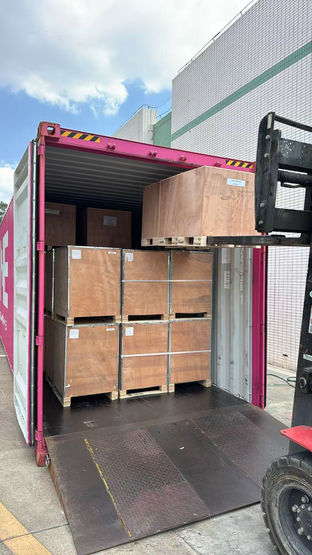 40HQ container loaded with new long block engines to Chile(图2)